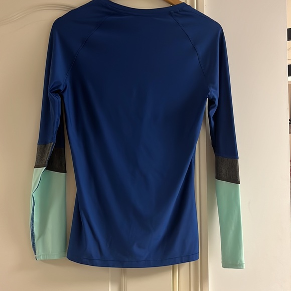 Under Armor Long Sleeve Dark Blue Athletic Top With Color Block Sleeves - Picture 3 of 3